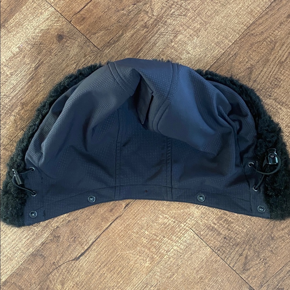 Black and silver ski jacket with detachable fur hat and zippered pockets. Large - Picture 14 of 16